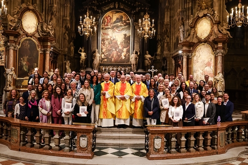 61 Religionslehrende erhielten die Missio canonica auf Dauer